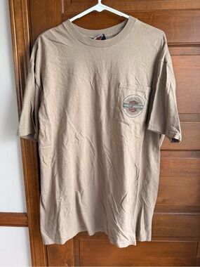 VINTAGE HARLEY DAVIDSON TAN POCKET TEE - ANDRAE’S URBANA IL 🔥